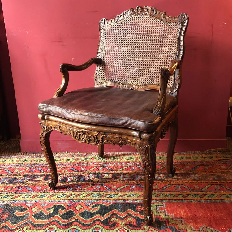 Fauteuil richement sculpté, époque Régence