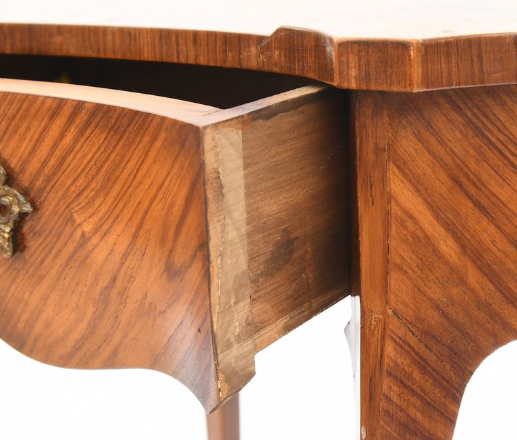 Pedestal table