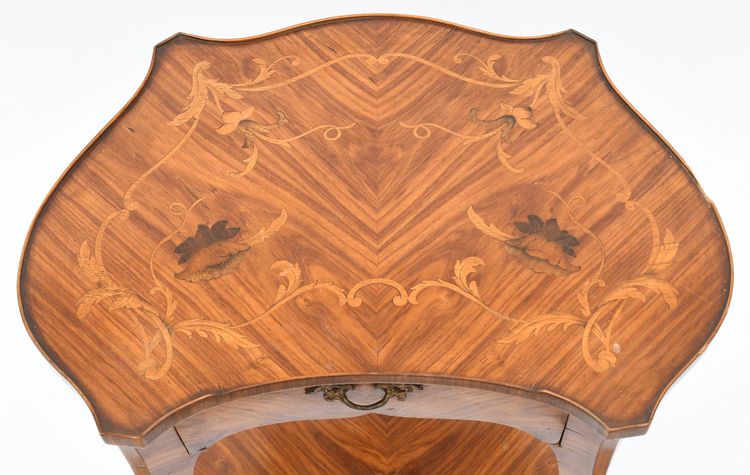 Pedestal table
