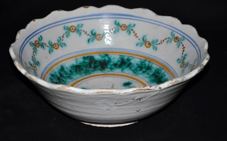 Plat en faïence de Nevers à décor de pagode chinoise, XVIIIe siècle