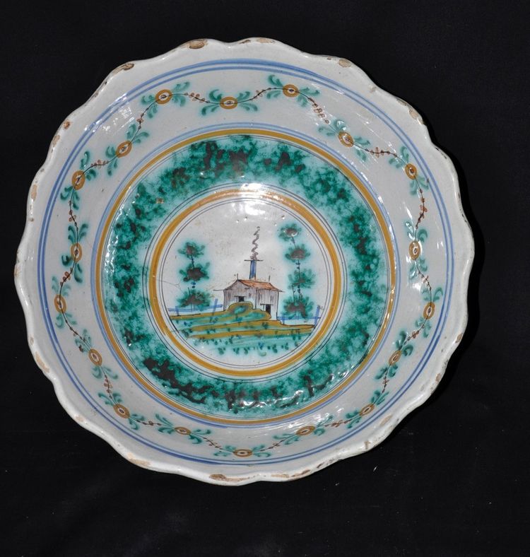 Plat en faïence de Nevers à décor de pagode chinoise, XVIIIe siècle