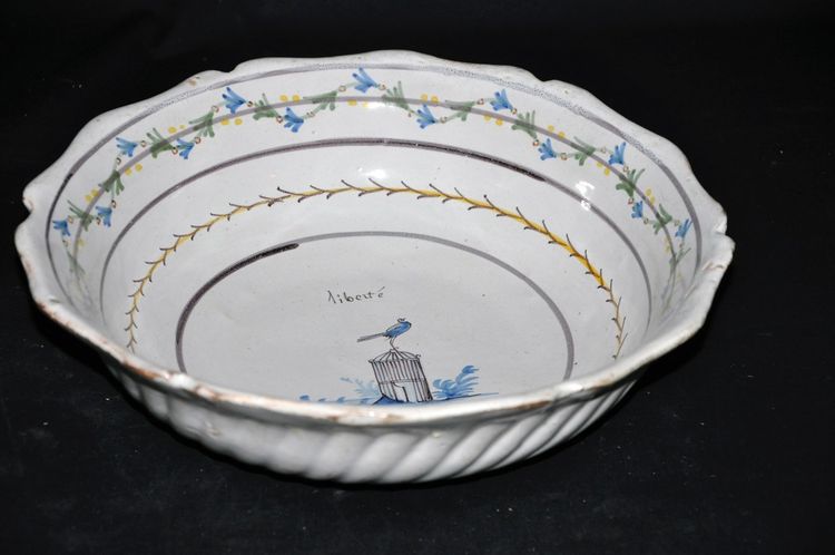Coupe en faïence de Nevers à décor révolutionnaire, XVIIIe siècle