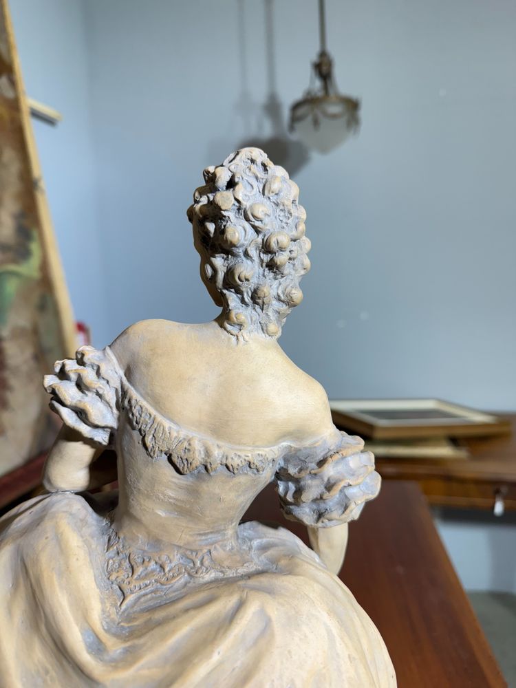 Sculpture de dame en terre cuite patinée des années 1940 signée Tomuti