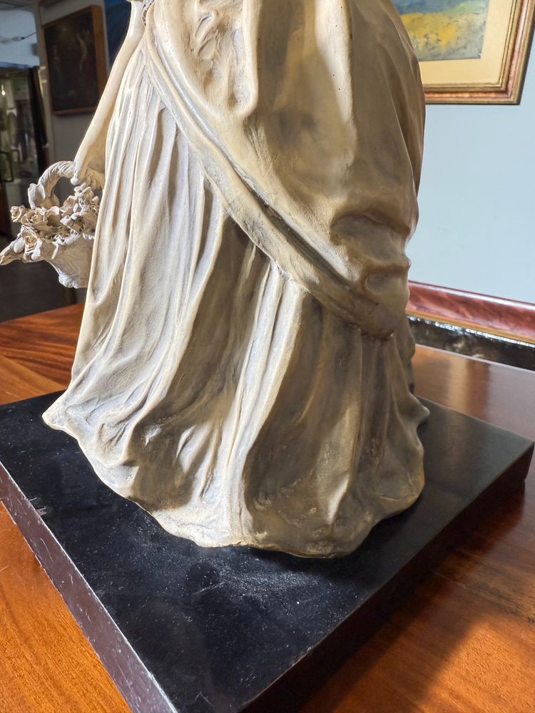 Sculpture de dame en terre cuite patinée des années 1940 signée Tomuti