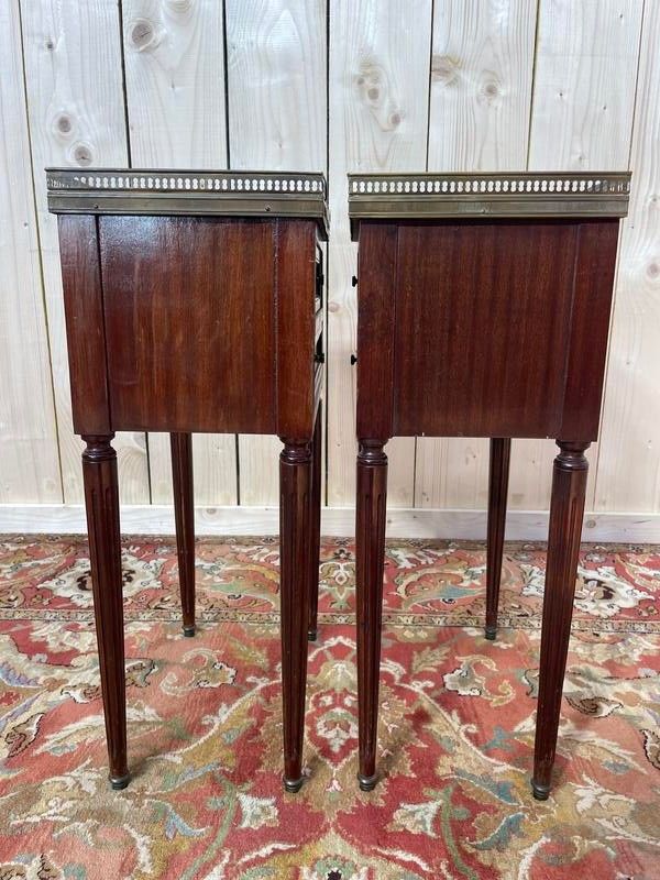 Paire de tables de chevet de style Louis XV en acajou 