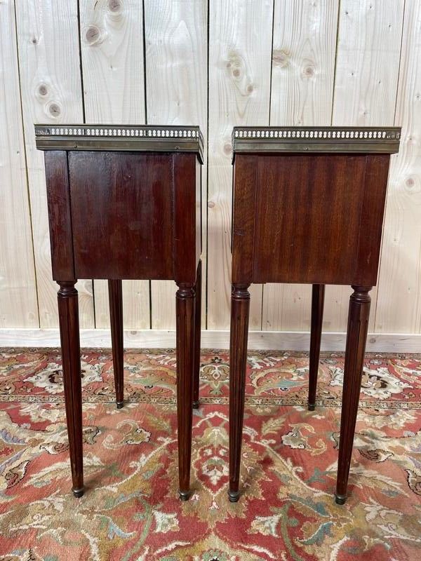 Paire de tables de chevet de style Louis XV en acajou 