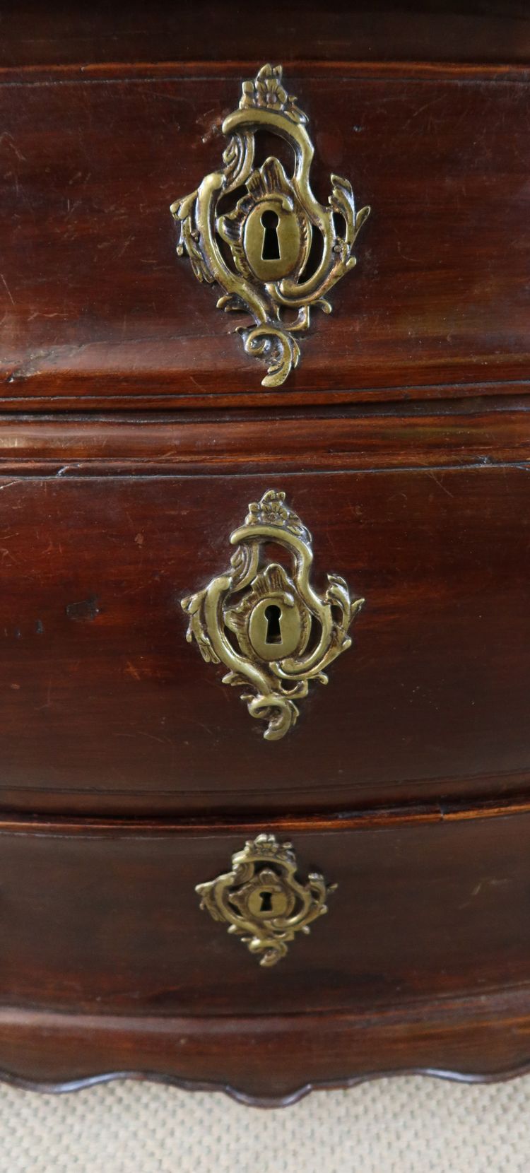 Commode XVIII en acajou tombeau 
