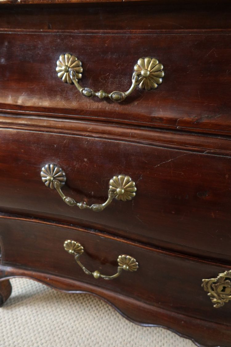 Commode XVIII en acajou tombeau 
