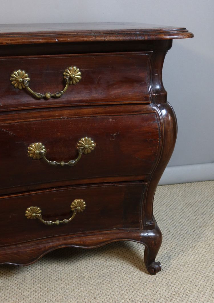 Commode XVIII en acajou tombeau 