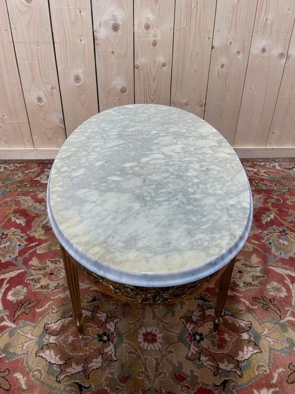 Table basse ovale en laiton et marbre Louis XVI