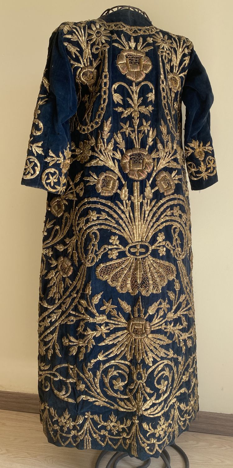 Robe de cérémonie ottomane en velours brodé, richement brodée de fils d’or XIX ème