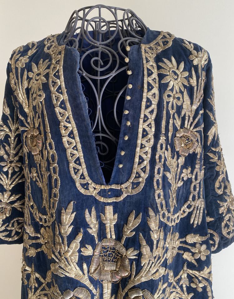 Robe de cérémonie ottomane en velours brodé, richement brodée de fils d’or XIX ème