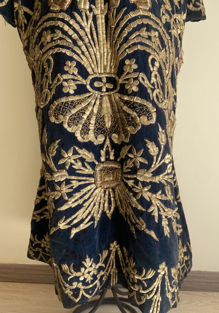 Robe de cérémonie ottomane en velours brodé, richement brodée de fils d’or XIX ème