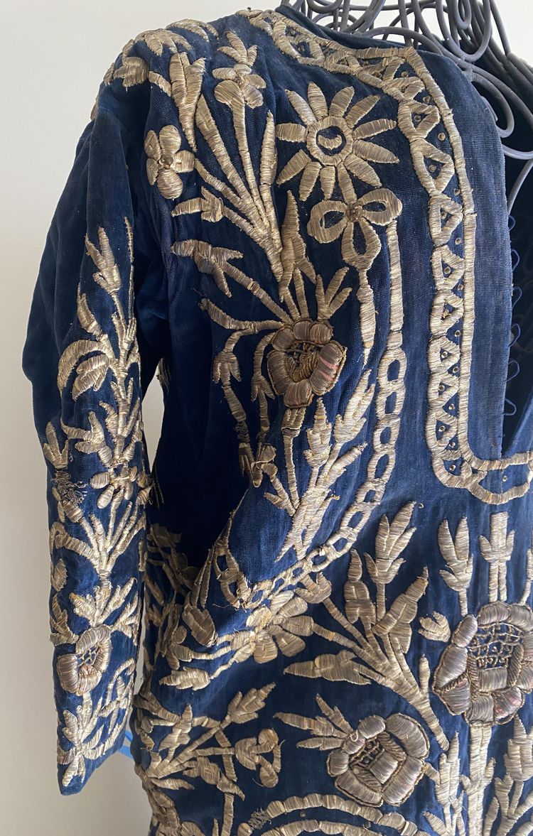 Robe de cérémonie ottomane en velours brodé, richement brodée de fils d’or XIX ème