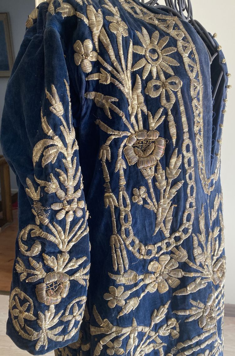 Robe de cérémonie ottomane en velours brodé, richement brodée de fils d’or XIX ème