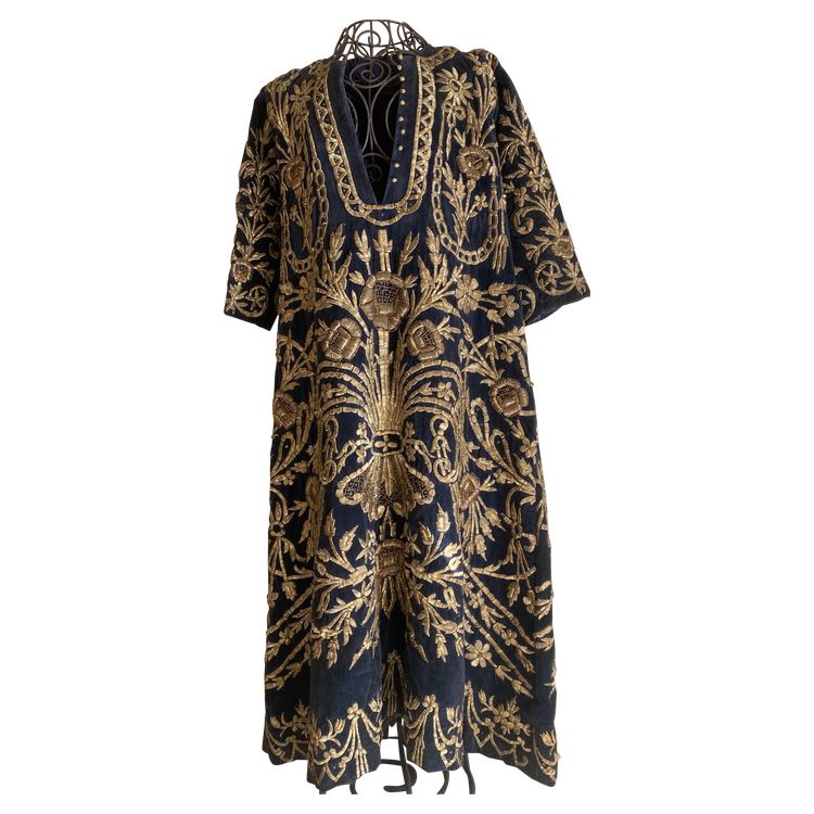 Robe de cérémonie ottomane en velours brodé, richement brodée de fils d’or XIX ème