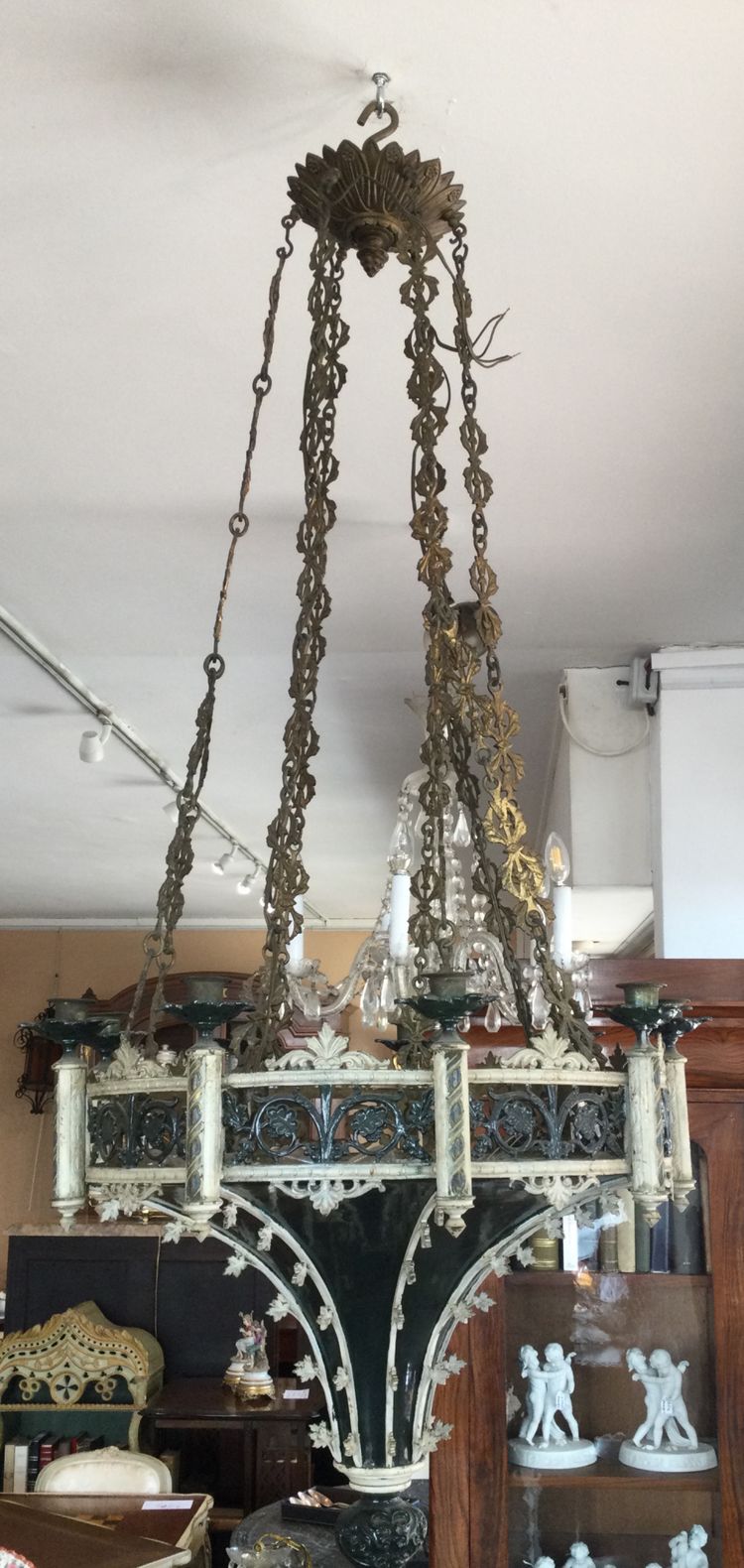 Un lampadario neogotico