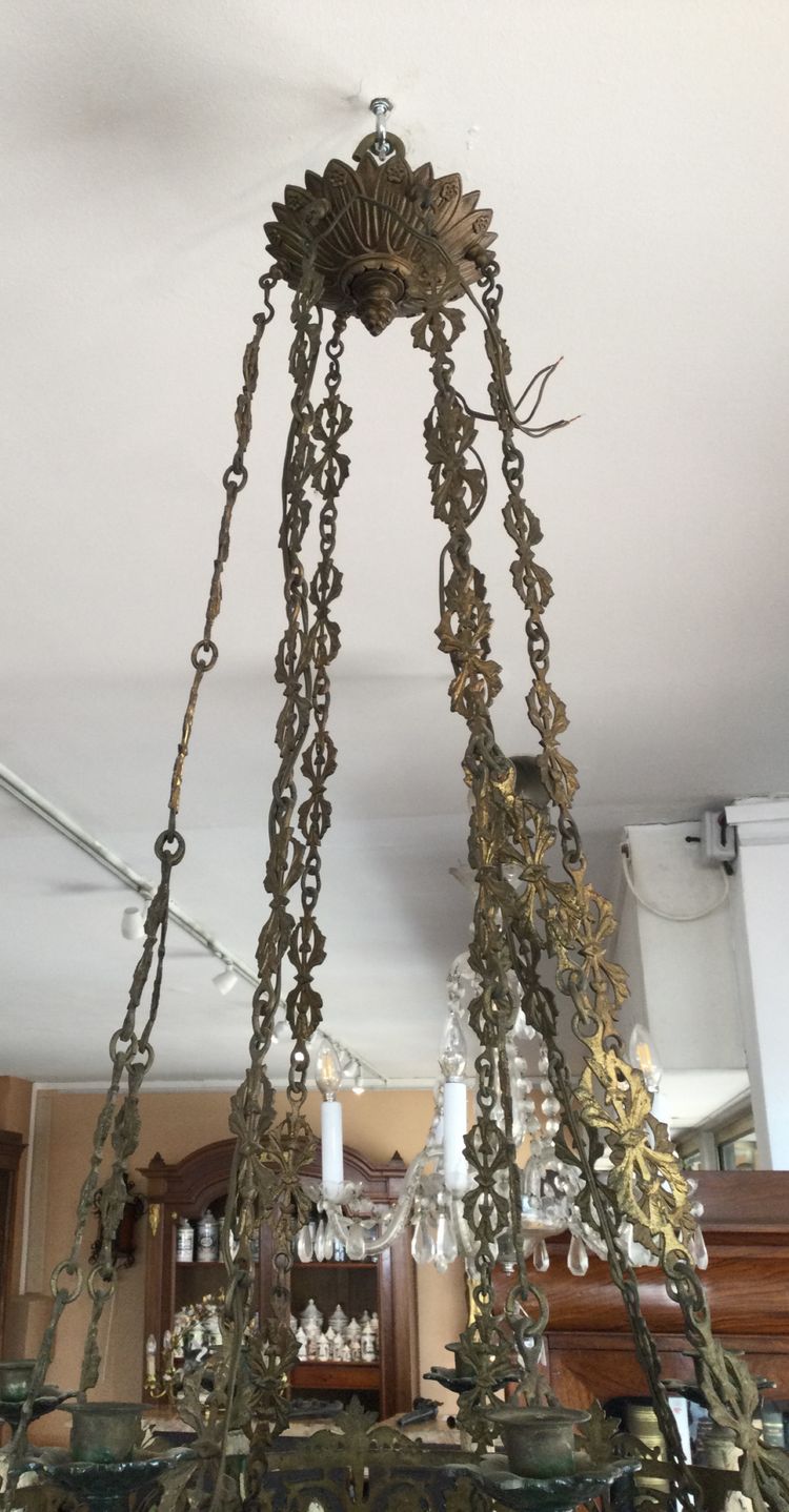 Un lampadario neogotico