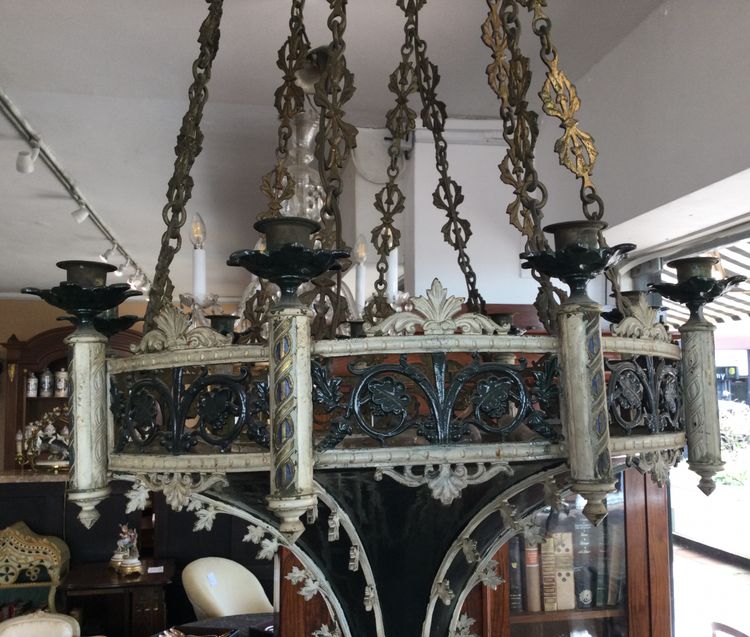 Un lampadario neogotico