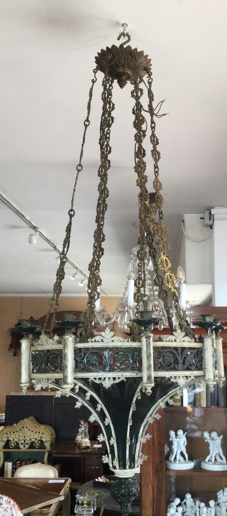 Un lampadario neogotico