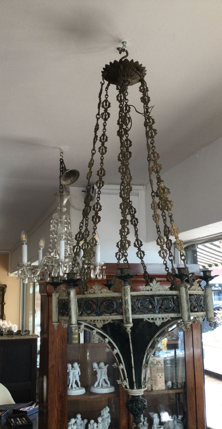 Un lampadario neogotico