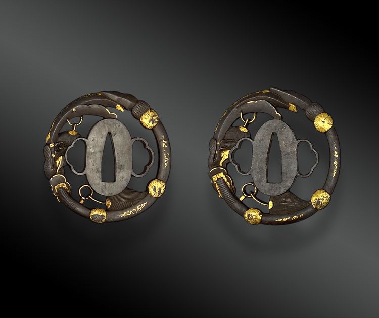 Paire de TSUBA pour daisho, au motif de l’épée Seiryu Engetsu. Signés JAPON - Période EDO 