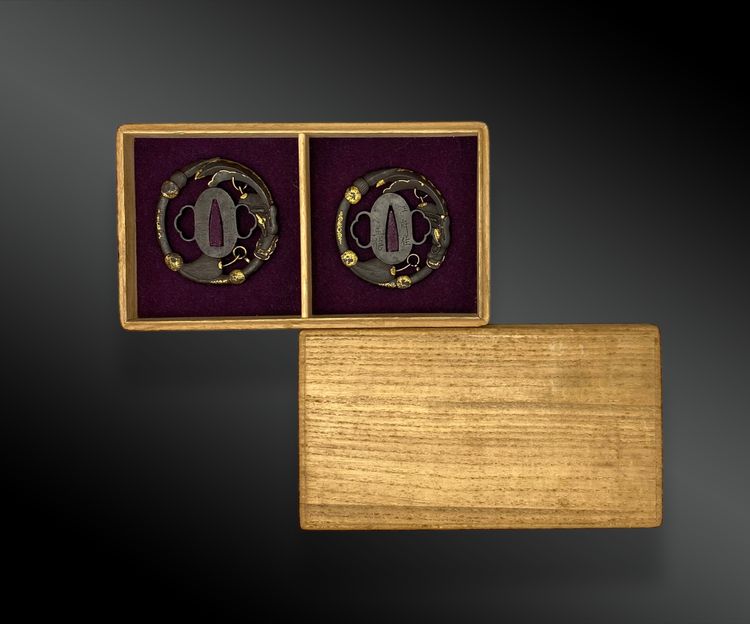 Paire de TSUBA pour daisho, au motif de l’épée Seiryu Engetsu. Signés JAPON - Période EDO 