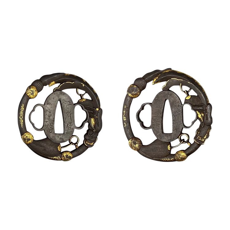 Paire de TSUBA pour daisho, au motif de l’épée Seiryu Engetsu. Signés JAPON - Période EDO 
