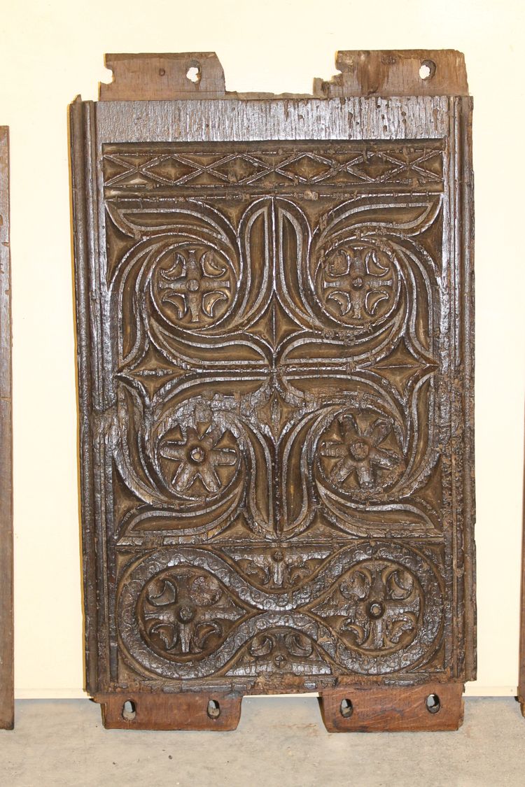 Trittico di pannelli intagliati sul fronte di una cassapanca rinascimentale, XVI secolo