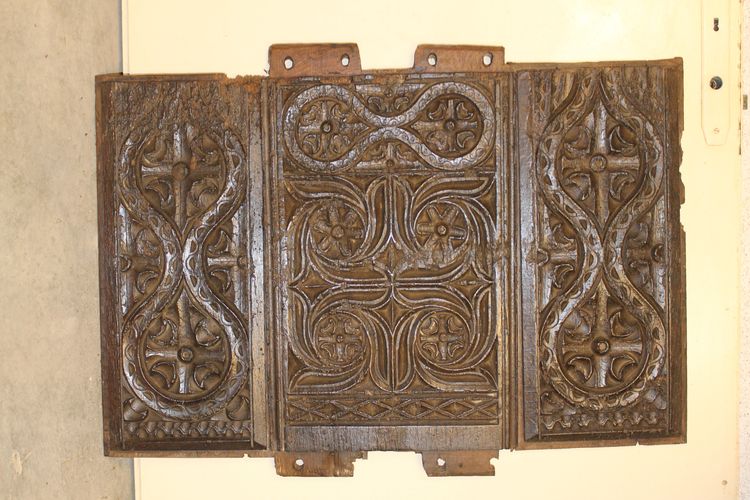 Trittico di pannelli intagliati sul fronte di una cassapanca rinascimentale, XVI secolo