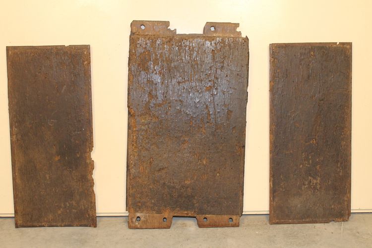 Trittico di pannelli intagliati sul fronte di una cassapanca rinascimentale, XVI secolo