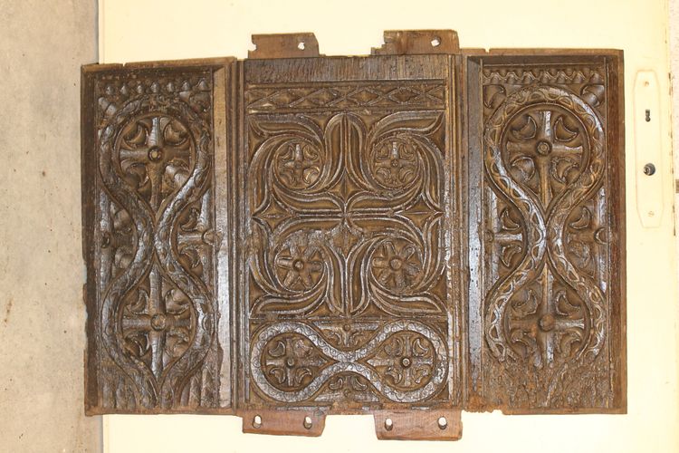 Trittico di pannelli intagliati sul fronte di una cassapanca rinascimentale, XVI secolo