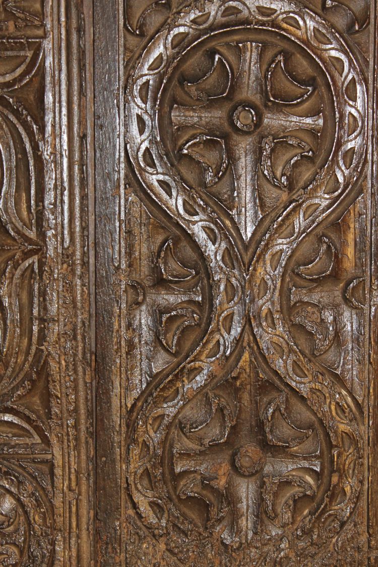 Trittico di pannelli intagliati sul fronte di una cassapanca rinascimentale, XVI secolo
