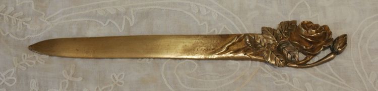 Papierbecher aus vergoldeter Bronze mit Rosendekor, signiert E. Famin, um 1900