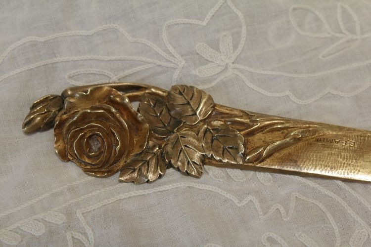 Papierbecher aus vergoldeter Bronze mit Rosendekor, signiert E. Famin, um 1900
