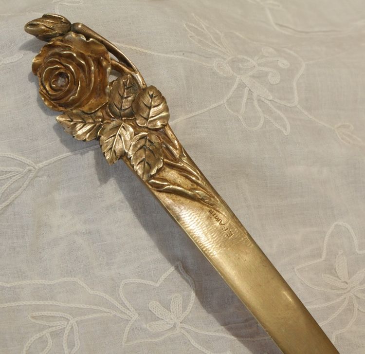 Papierbecher aus vergoldeter Bronze mit Rosendekor, signiert E. Famin, um 1900