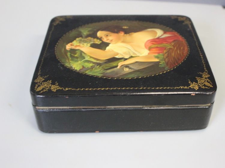 Russische Lackdose mit Frauendekor XX