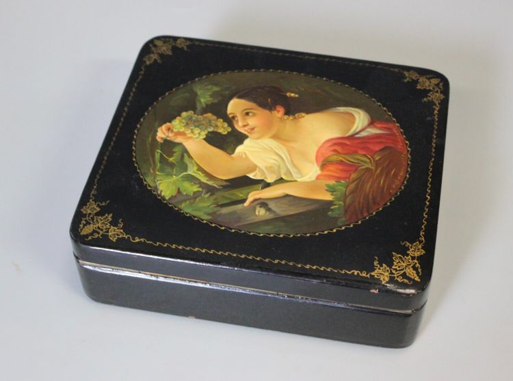 Russische Lackdose mit Frauendekor XX