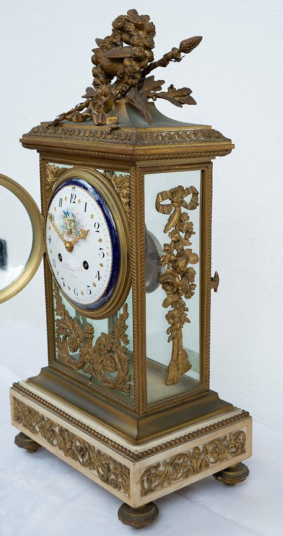 Antico orologio di Napoleone III in bronzo dorato e marmo. Francia, XIX secolo.