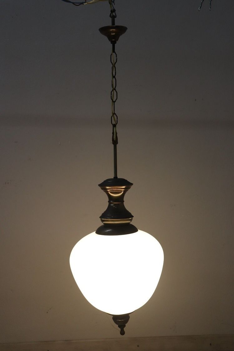 Lampada a sospensione in ottone e vetro, anni '60
