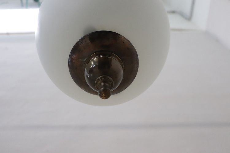 Lampada a sospensione in ottone e vetro, anni '60