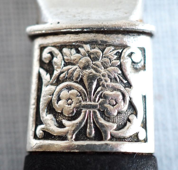 Set di 12 coltelli da frutta in argento massiccio, manici in ebano, marchio Minerve