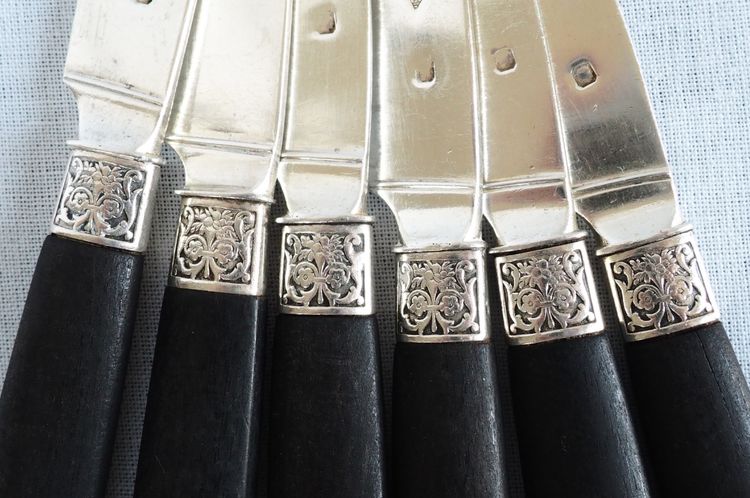 Set di 12 coltelli da frutta in argento massiccio, manici in ebano, marchio Minerve