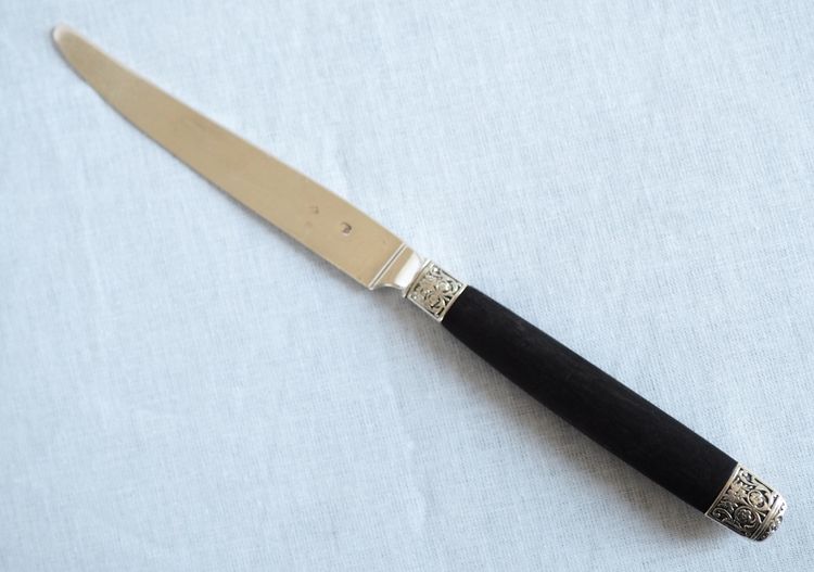 Set di 12 coltelli da frutta in argento massiccio, manici in ebano, marchio Minerve