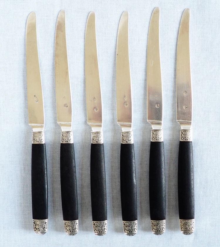 Set di 12 coltelli da frutta in argento massiccio, manici in ebano, marchio Minerve