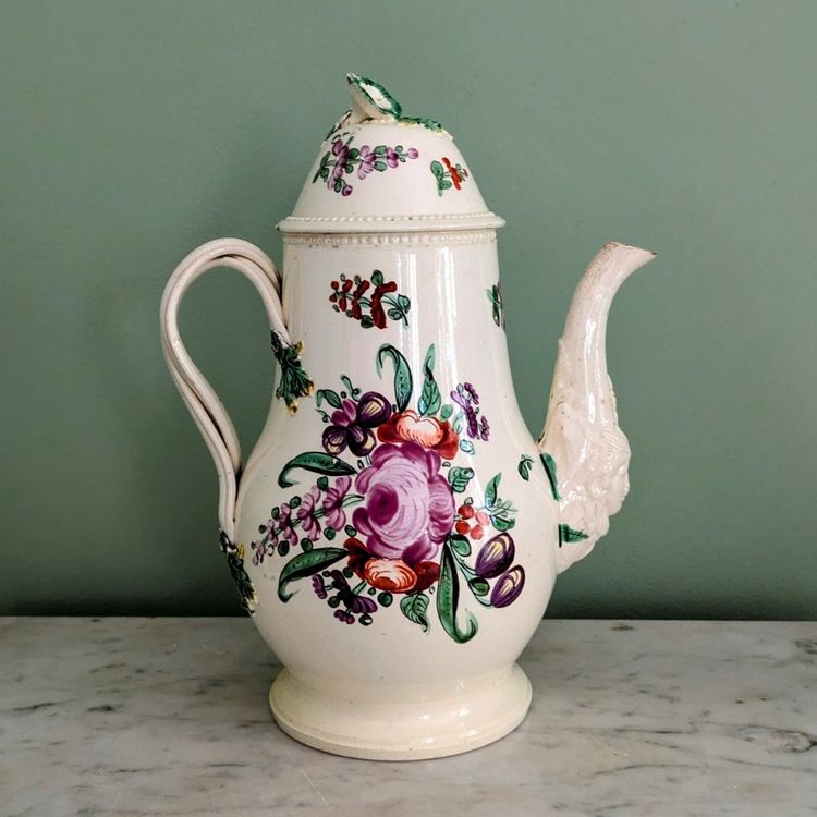 Leeds, um 1770 - große, fein gearbeitete Kaffeekanne - bemaltes Feinsteinzeug