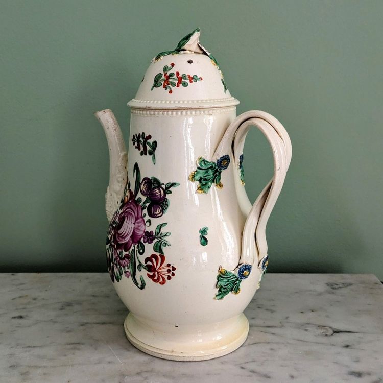 Leeds, um 1770 - große, fein gearbeitete Kaffeekanne - bemaltes Feinsteinzeug