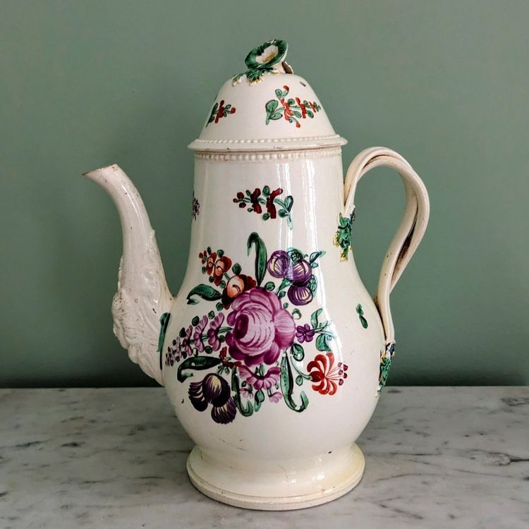 Leeds, um 1770 - große, fein gearbeitete Kaffeekanne - bemaltes Feinsteinzeug