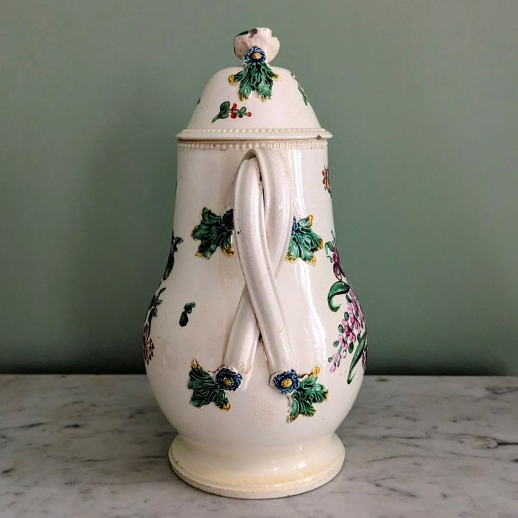 Leeds, um 1770 - große, fein gearbeitete Kaffeekanne - bemaltes Feinsteinzeug