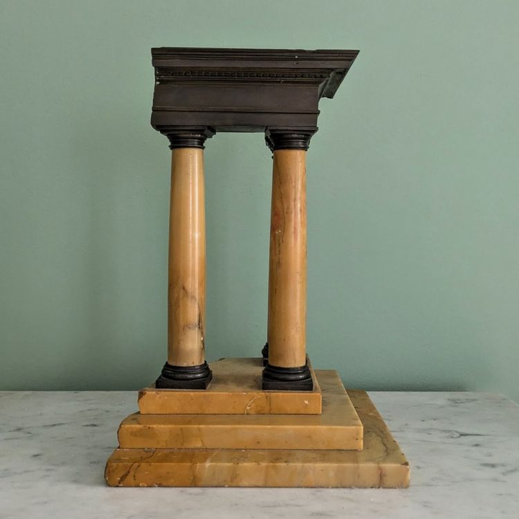 Grand Tour, vers 1830 - élément de surtout - fragment de temple dorique - marbre et bronze